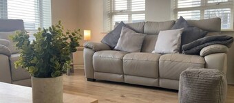 Ebrington Apartment - Walk across the Peace Bridge to Derry City Centre!