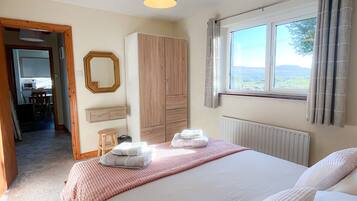 2 bedrooms, iron/ironing board, bed sheets