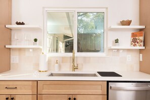 Micro-ondes, four, plaque de cuisson, lave-vaisselle