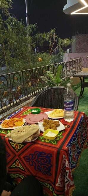 Free daily continental breakfast - The King Narmar Hotel (Giza)