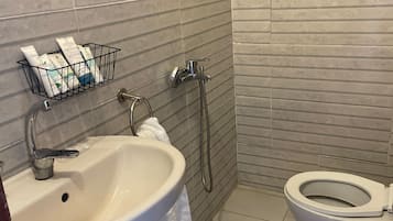 Pantuflas, toallas, jabón, papel higiénico