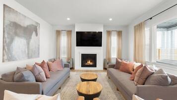 Televisor, llar de foc i llibres