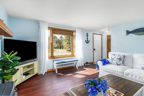 スマートテレビ、暖炉、書庫