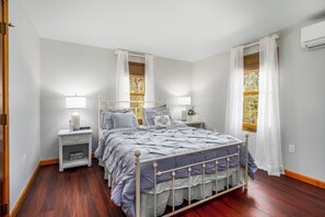 4 bedrooms, desk, iron/ironing board, free WiFi