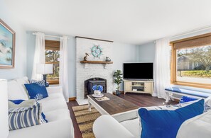 スマートテレビ、暖炉、書庫