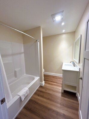 Deluxe Double Room | Bathroom | Shower, towels, soap, shampoo - Hotel Pemaquid (New Harbor)