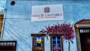 A building with a sign reading "CASA DE LAS FLORES HOTEL BOUTIQUE". - Hotel Boutique Casa de las Flores     (Huajuapan)