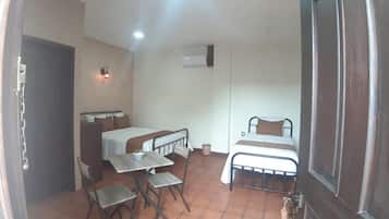 Habitación triple, balcón, vista al patio | Caja de seguridad en la habitación y escritorio