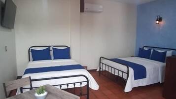 Habitación cuádruple estándar, balcón, vista al patio | Caja de seguridad en la habitación y escritorio