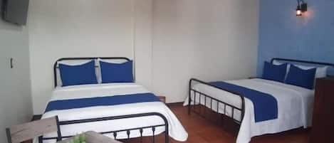 Chambre quadruple Standard, balcon, vue sur la cour intérieure | Coffre-fort, bureau, espace de travail pour ordinateurs portables