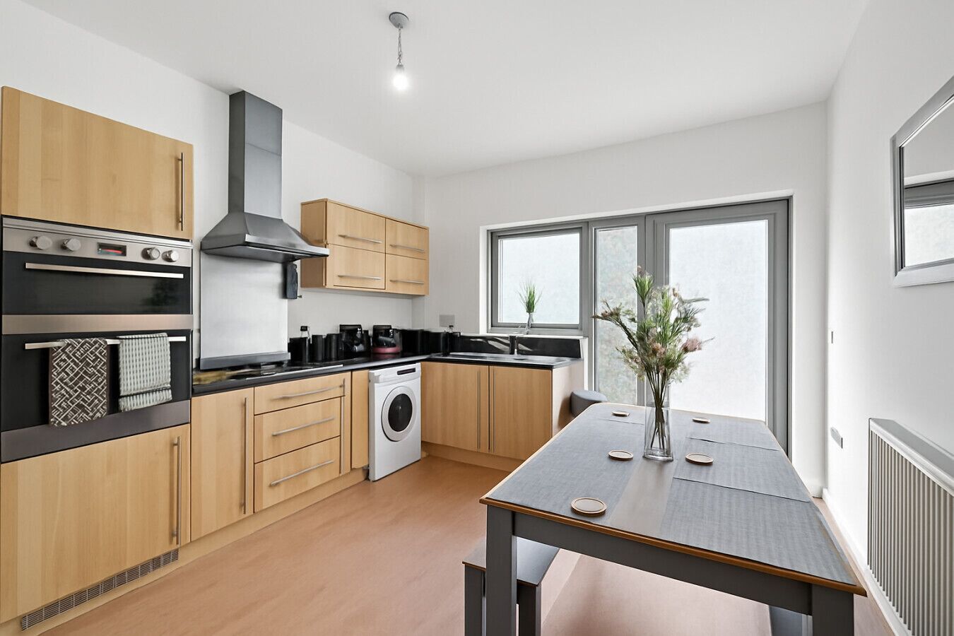 Jääkaappi, mikroaaltouuni, uuni, liesi