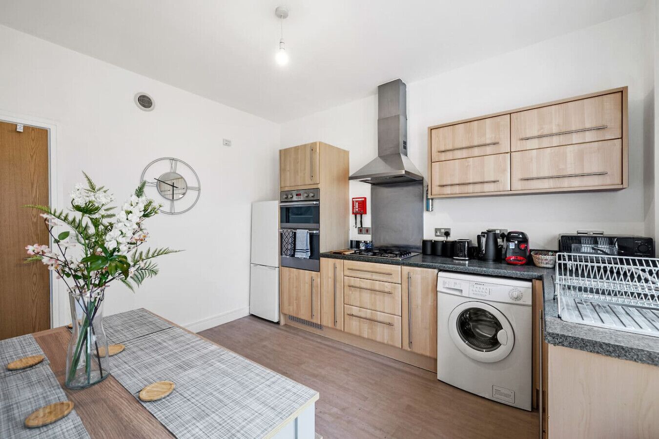 Kjøleskap, mikrobølgeovn, ovn og kokeplater