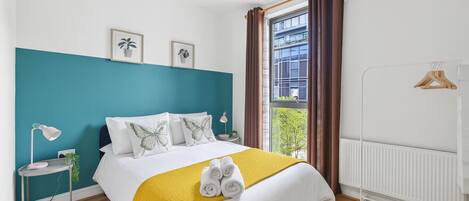 3 عدّة غرف نوم ومكواة/لوح كي وواي فاي وملاءات أسرّة