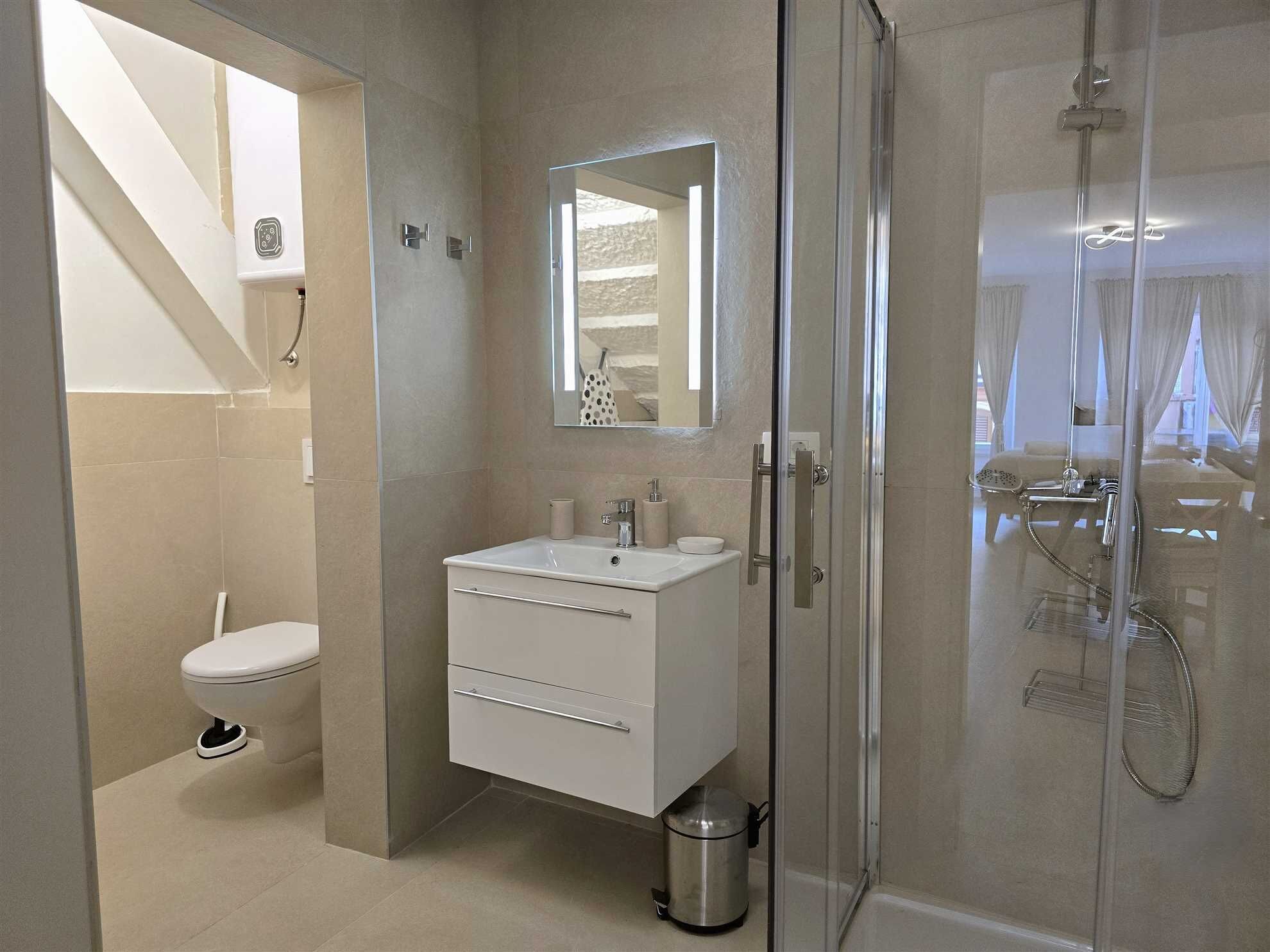 Douche, séchoir à cheveux, serviettes fournies