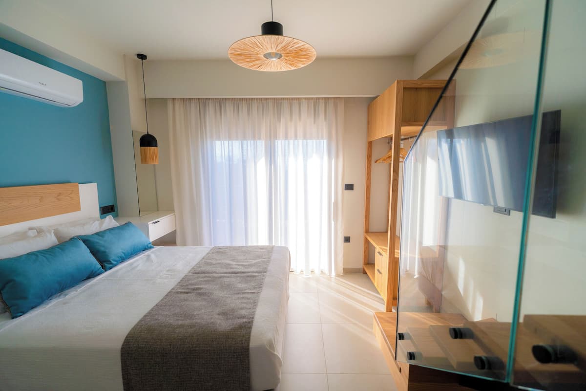 Suite Split Level with Outdoor Jetted Tub and Panoramic View