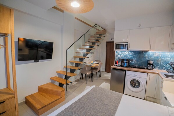 Suite Split Level with Outdoor Jetted Tub and Panoramic View | In-room safe, soundproofing, iron/ironing board, free WiFi