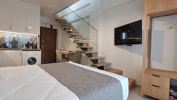 Suite Split Level with Outdoor Jetted Tub and Panoramic View | In-room safe, soundproofing, iron/ironing board, free WiFi