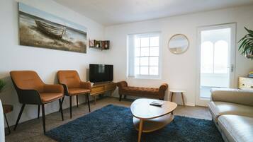 Apartamento, vista para o mar | Área de estar | TV de tela plana