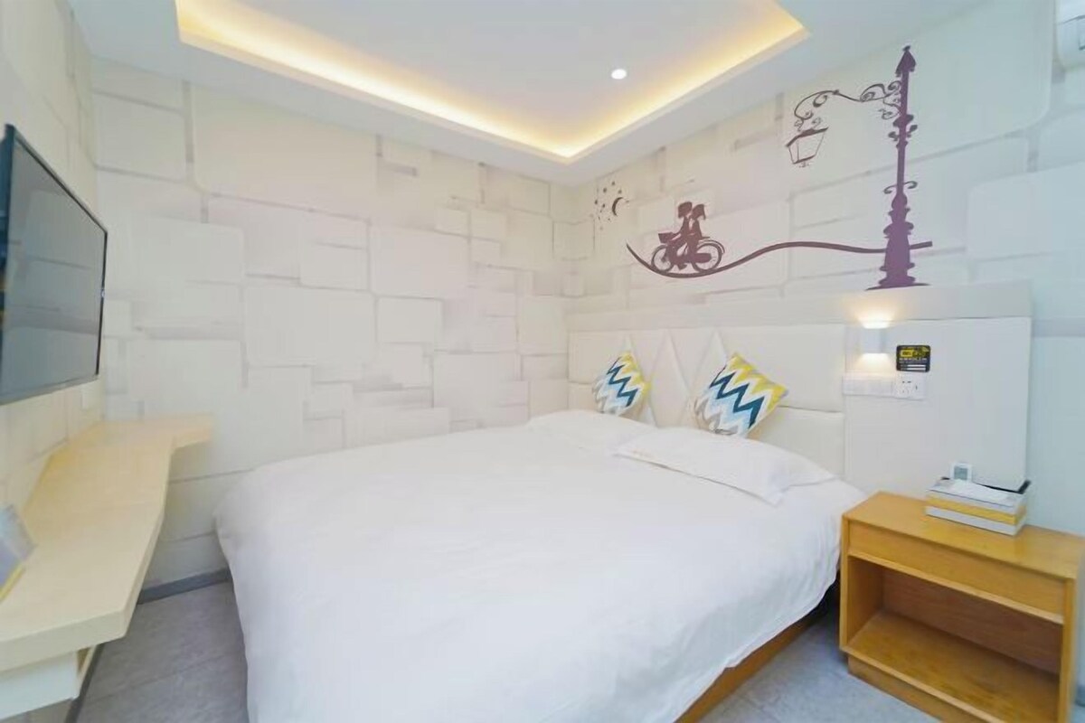 Deluxe Queen Room