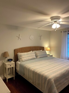 3 dormitorios y tabla de planchar con plancha