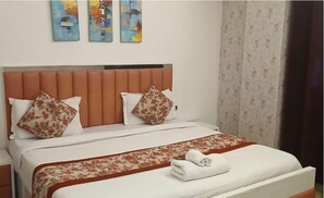 3 chambres, fer et planche à repasser, Wi-Fi, draps fournis