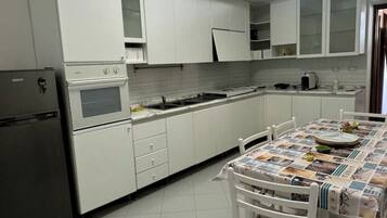 Frigorifero, microonde, forno, piano cottura