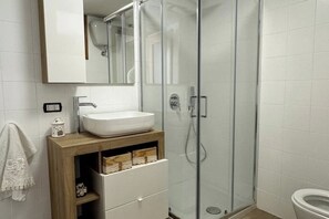 Regadera, secadora de cabello, bidet, toallas 