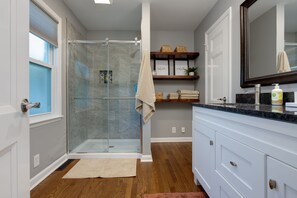 Dusj, hårføner, håndklær og såpe