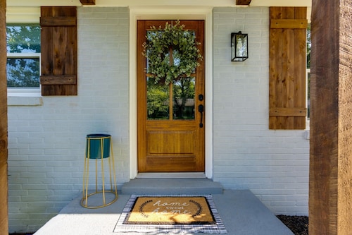 Cozy & Tasteful 3Br Cottage Walkable to Downtown