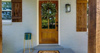 Cozy & Tasteful 3Br Cottage Walkable to Downtown