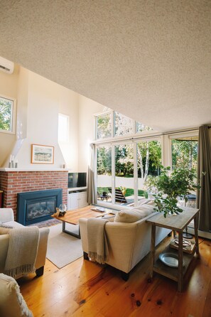 Una Smart TV, una chimenea