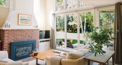 Stylish 3-Bedroom Lakefront Condo w/ Mountain Views