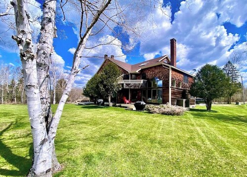 Stylish 3-Bedroom Lakefront Condo w/ Mountain Views