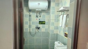 Ein kleines Badezimmer mit Toilette, Dusche und Handtuchhalter.