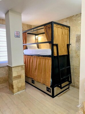 Basic-fællessovesal | Pengeskab på værelset, strygejern/strygebræt, gratis Wi-Fi, sengetøj