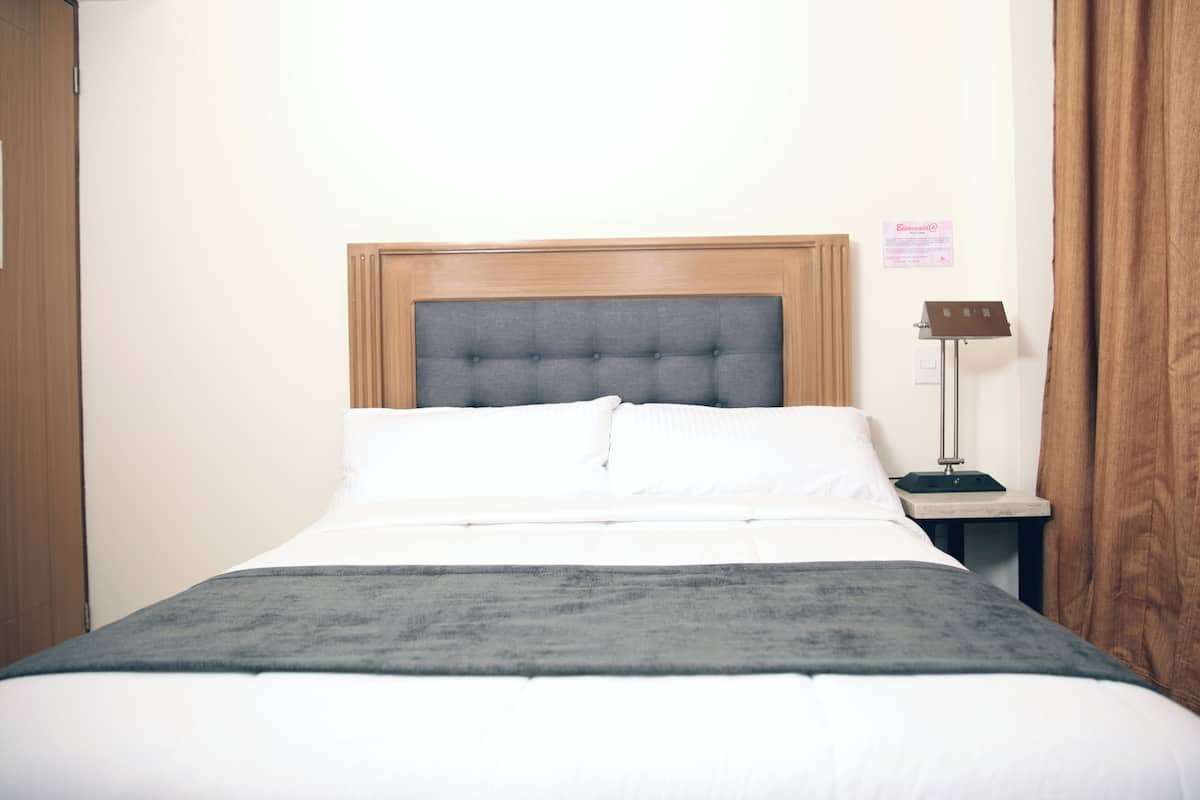 Basic Single Room, Mountain View | 1 bedroom, in-room safe, iron/ironing board, free WiFi