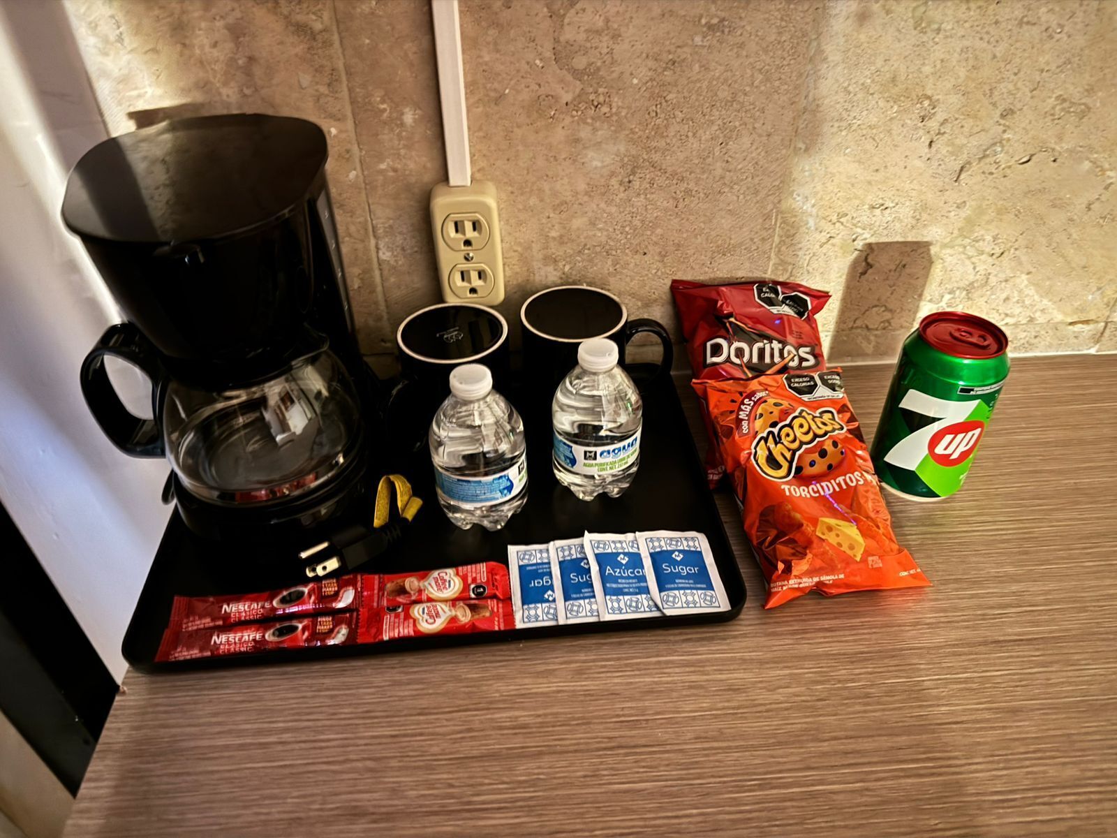 خزنة داخل الغرفة وتجهيزات عازلة للصوت ومكواة/لوح كي وواي فاي مجانًا