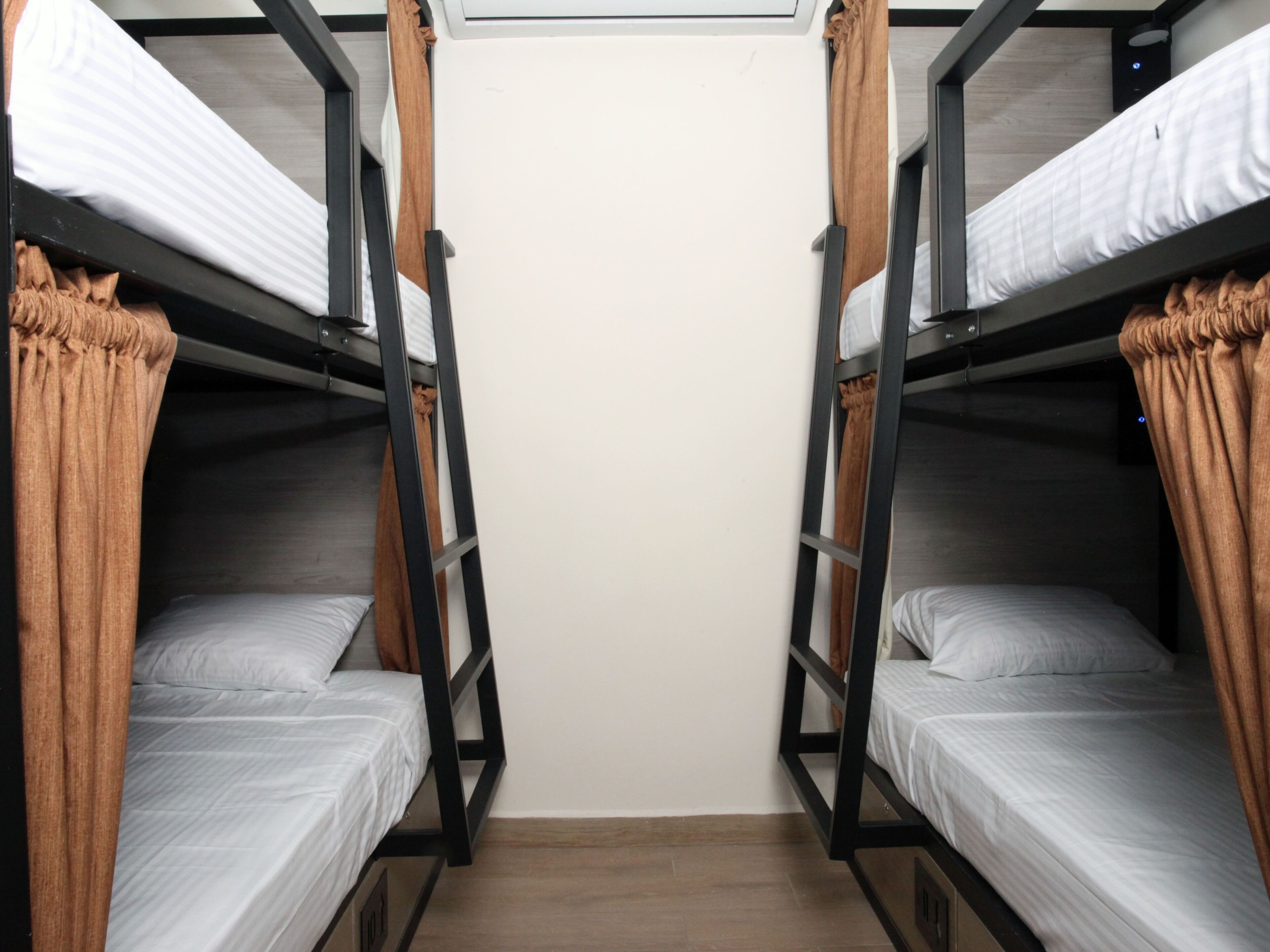 Caja de seguridad en la habitación y tabla de planchar con plancha 