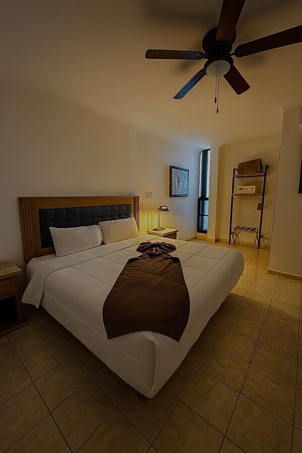 Caja de seguridad en la habitación y tabla de planchar con plancha 