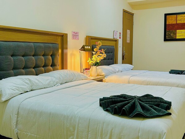 Habitación doble Deluxe, vista a la montaña | Caja de seguridad en la habitación y tabla de planchar con plancha 