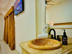 Coffres-forts dans les chambres, fer et planche à repasser