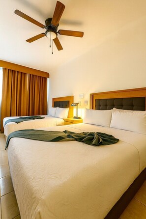 Habitación doble Deluxe, vista a la montaña | Caja de seguridad en la habitación y tabla de planchar con plancha 