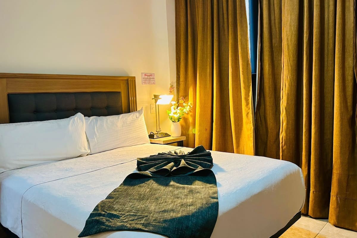 Een kluis op de kamer, een strijkplank/strijkijzer, gratis wifi