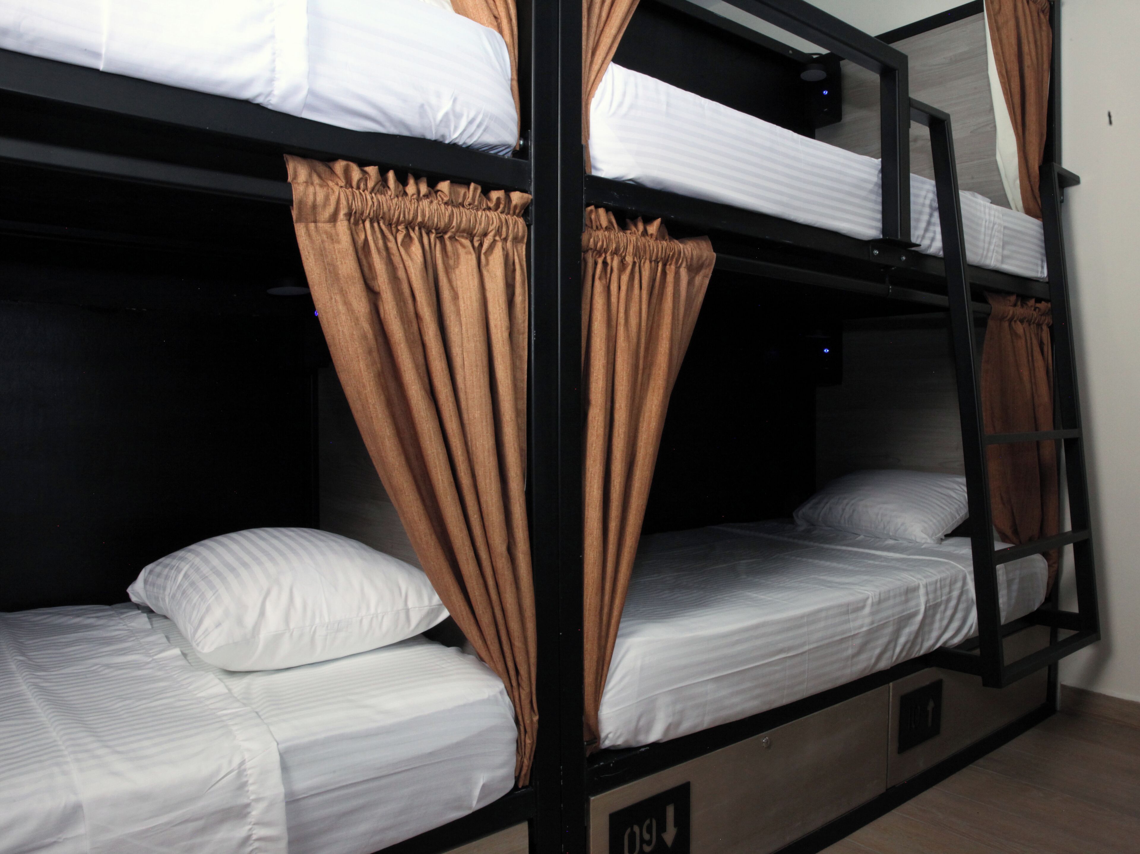 Eenvoudige slaapzaal | Een kluis op de kamer, een strijkplank/strijkijzer, gratis wifi