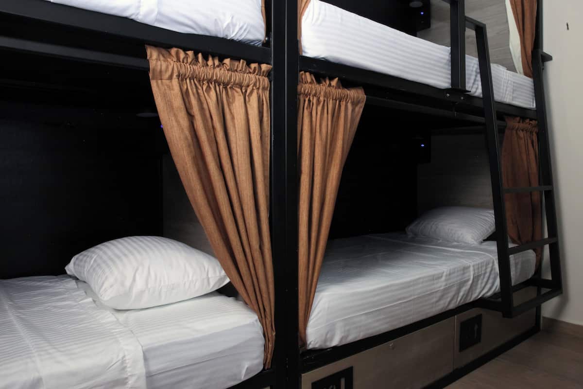 Coffres-forts dans les chambres, fer et planche à repasser