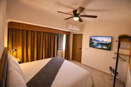 Exclusive Single Room | In-room safe, desk, laptop workspace, soundproofing. Hotel Grand Lion