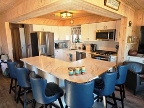 ثلاجة، ميكروويف، فرن، موقد طهي مسطح