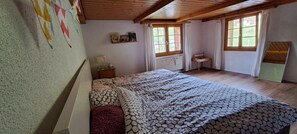 3 chambres, fer et planche à repasser, Wi-Fi, draps fournis