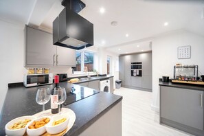 Fridge, microwave, oven, stovetop - Modern and Spacious 4 Bedroom House with WiFi,Garden, Parking and Smart TV (Thetford)