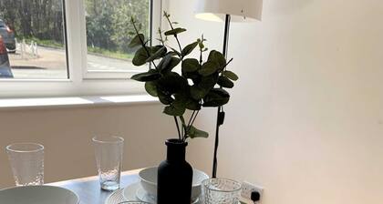Modern and Spacious 4 Bedroom House with WiFi,Garden, Parking and Smart TV